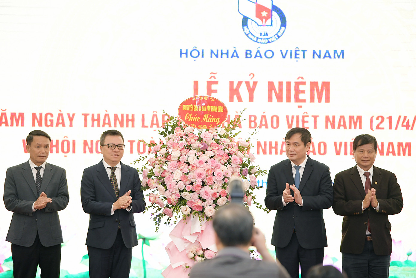 Lãnh đạo Ban Dân vận và Tuyên giáo T.Ư, lãnh đạo Bộ Văn hóa-Thể thao và Du lịch chúc mừng Hội Nhà báo Việt Nam kỷ niệm 75 năm thành lập. Lãnh đạo Ban Dân vận và Tuyên giáo T.Ư, lãnh đạo Bộ Văn hóa-Thể thao và Du lịch chúc mừng Hội Nhà báo Việt Nam kỷ niệm 75 năm thành lập.