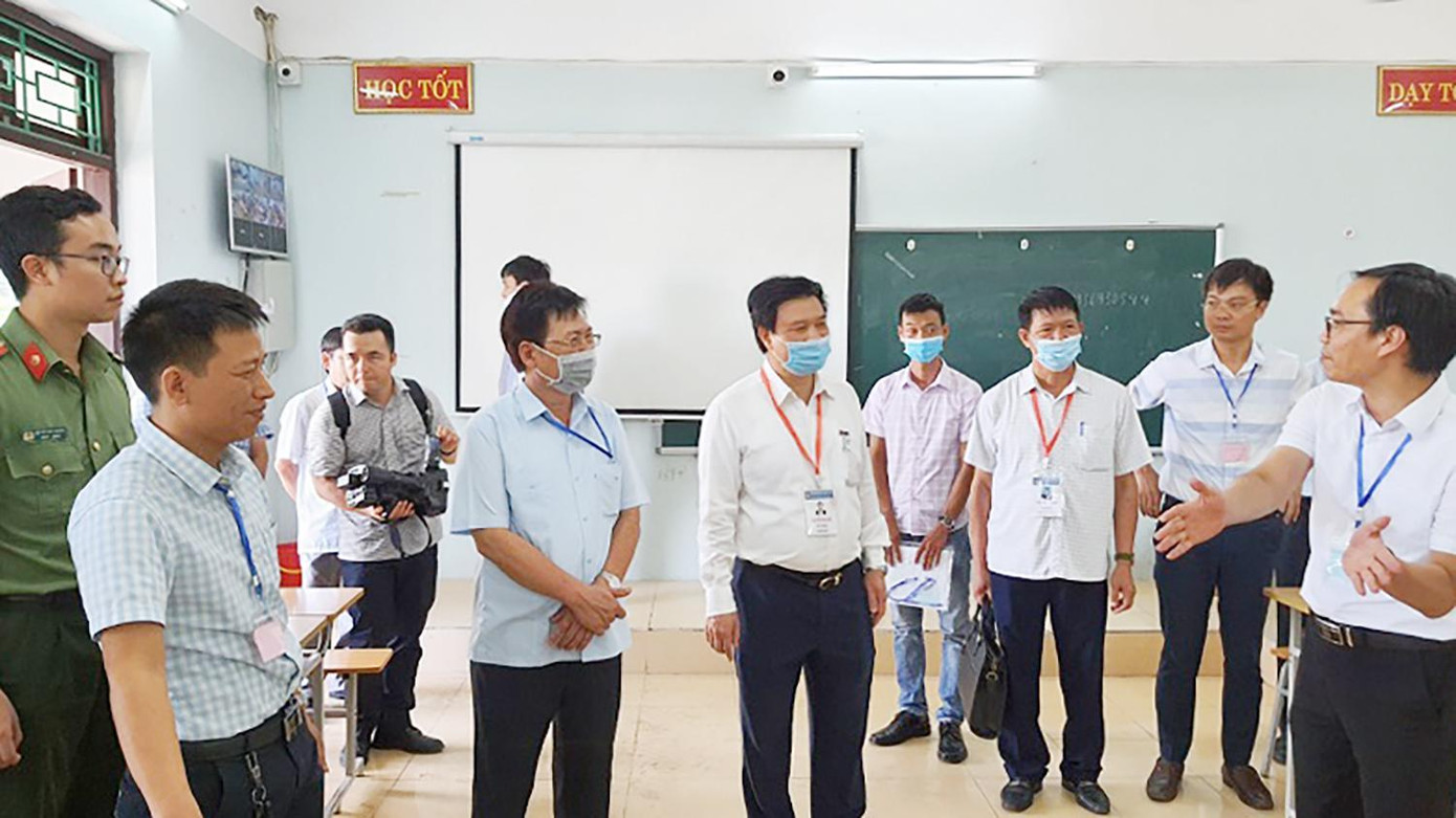 Thứ trưởng Bộ GD - ĐT Nguyễn Hữu Độ (hàng đầu, thứ 3 từ trái sang) và đoàn công tác kiểm tra công tác chấm thi tại Hội đồng thi tốt nghiệp THPT 2020 tỉnh Nam Định. Thứ trưởng Bộ GD - ĐT Nguyễn Hữu Độ (hàng đầu, thứ 3 từ trái sang) và đoàn công tác kiểm tra công tác chấm thi tại Hội đồng thi tốt nghiệp THPT 2020 tỉnh Nam Định.