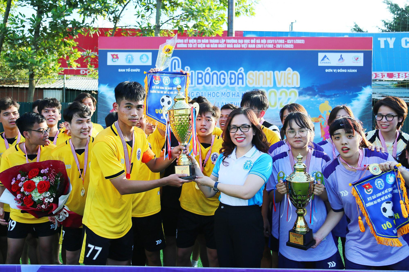 Cô Nguyễn Thị Nhung - Hiệu trưởng trường ĐH Mở Hà Nội trao cup cho hai đội bóng đá nam và nữ.