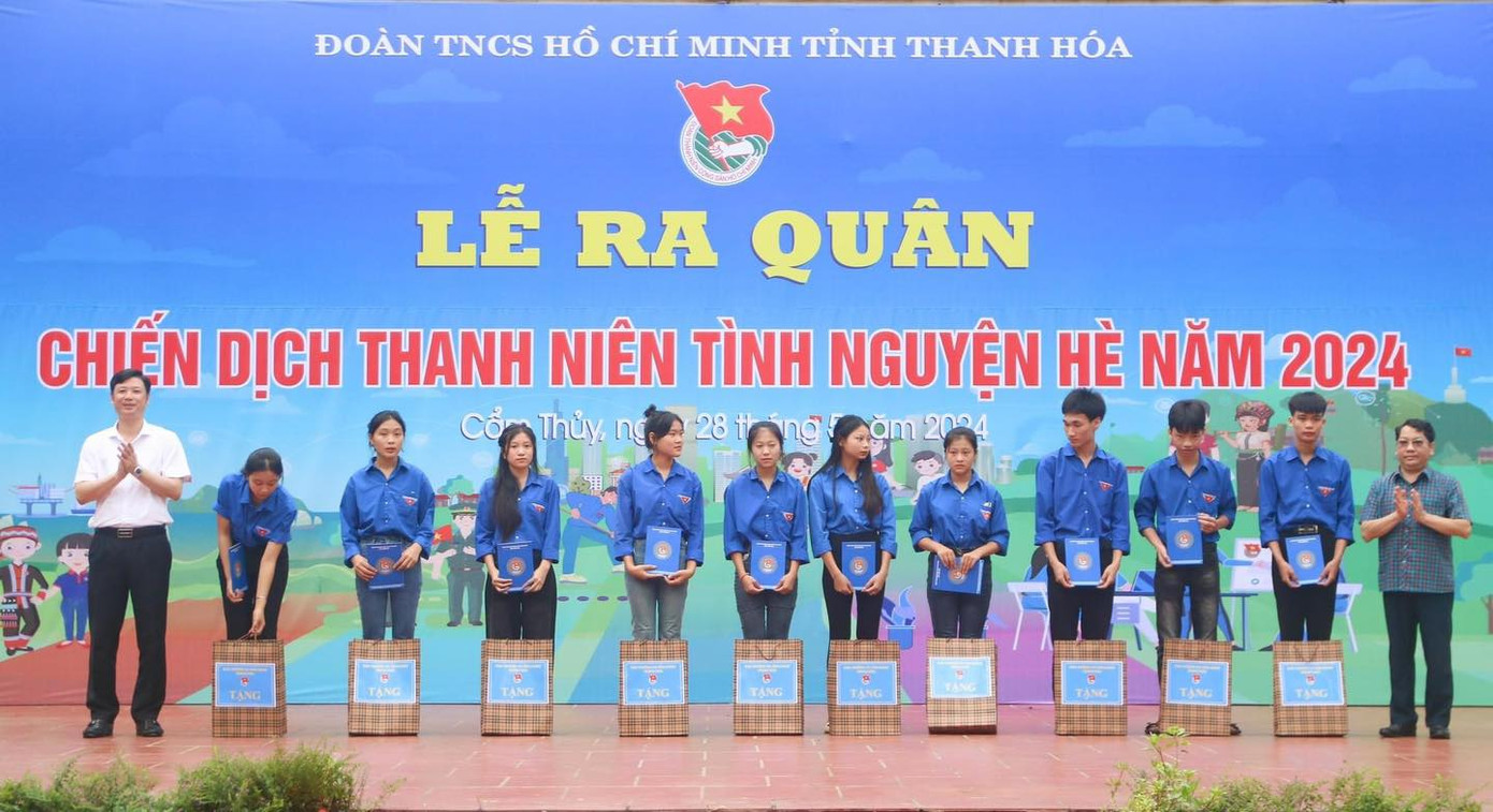 Tại chương trình, Tỉnh Đoàn trao tặng quà và hiện vật cho các hộ gia đình nghèo và học sinh, sinh viên có hoàn cảnh khó khăn, vươn lên trong học tập. Tại chương trình, Tỉnh Đoàn trao tặng quà và hiện vật cho các hộ gia đình nghèo và học sinh, sinh viên có hoàn cảnh khó khăn, vươn lên trong học tập.