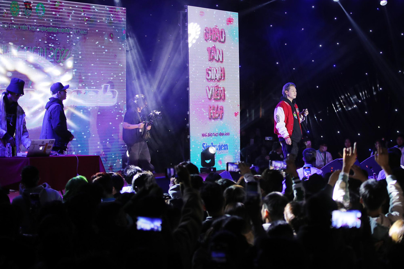 Hàng nghìn sinh viên đã đến tham dự chương trình Mashup “Dạ vũ – Bên trên tầng lầu” (CLB Guitar).