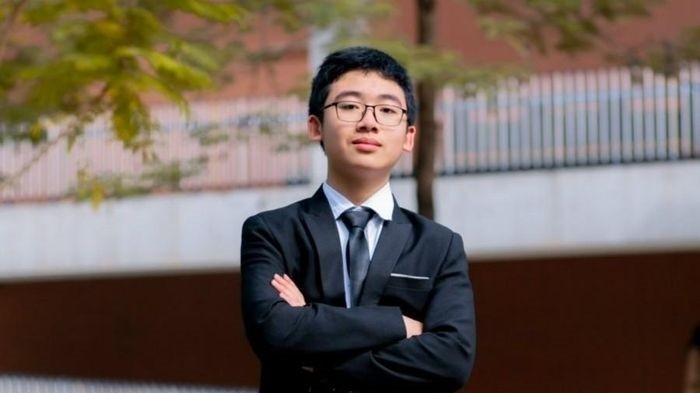 Em Võ Hoàng Hải - Học sinh lớp 11A2 Lý, trường THPT Chuyên KHTN, ĐH Khoa học Tự nhiên, ĐHQG Hà Nội.