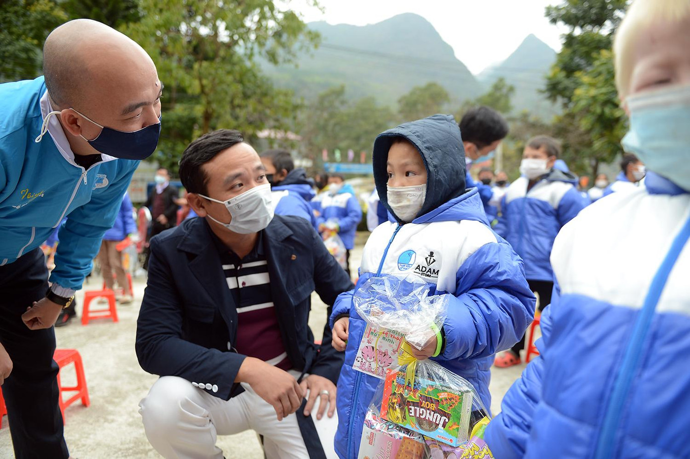 Đại diện Ban Tổ chức chương trình trao tặng nhiều phần học bổng cùng những suất quà ý nghĩa cho học sinh nghèo vượt khó.