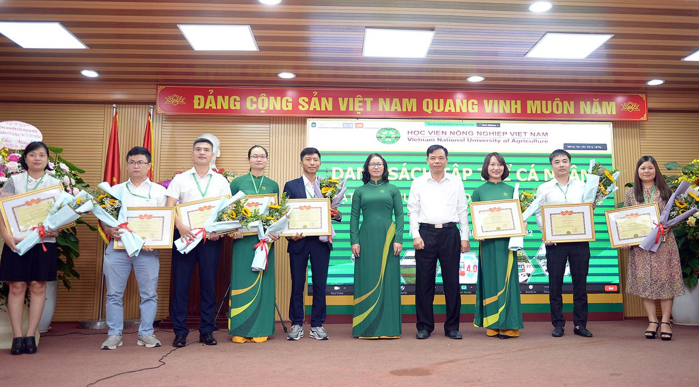 Lãnh đạo Học viện Nông nghiệp Việt Nam vinh danh các nhóm nghiên cứu mạnh của Học viện. Lãnh đạo Học viện Nông nghiệp Việt Nam vinh danh các nhóm nghiên cứu mạnh của Học viện.