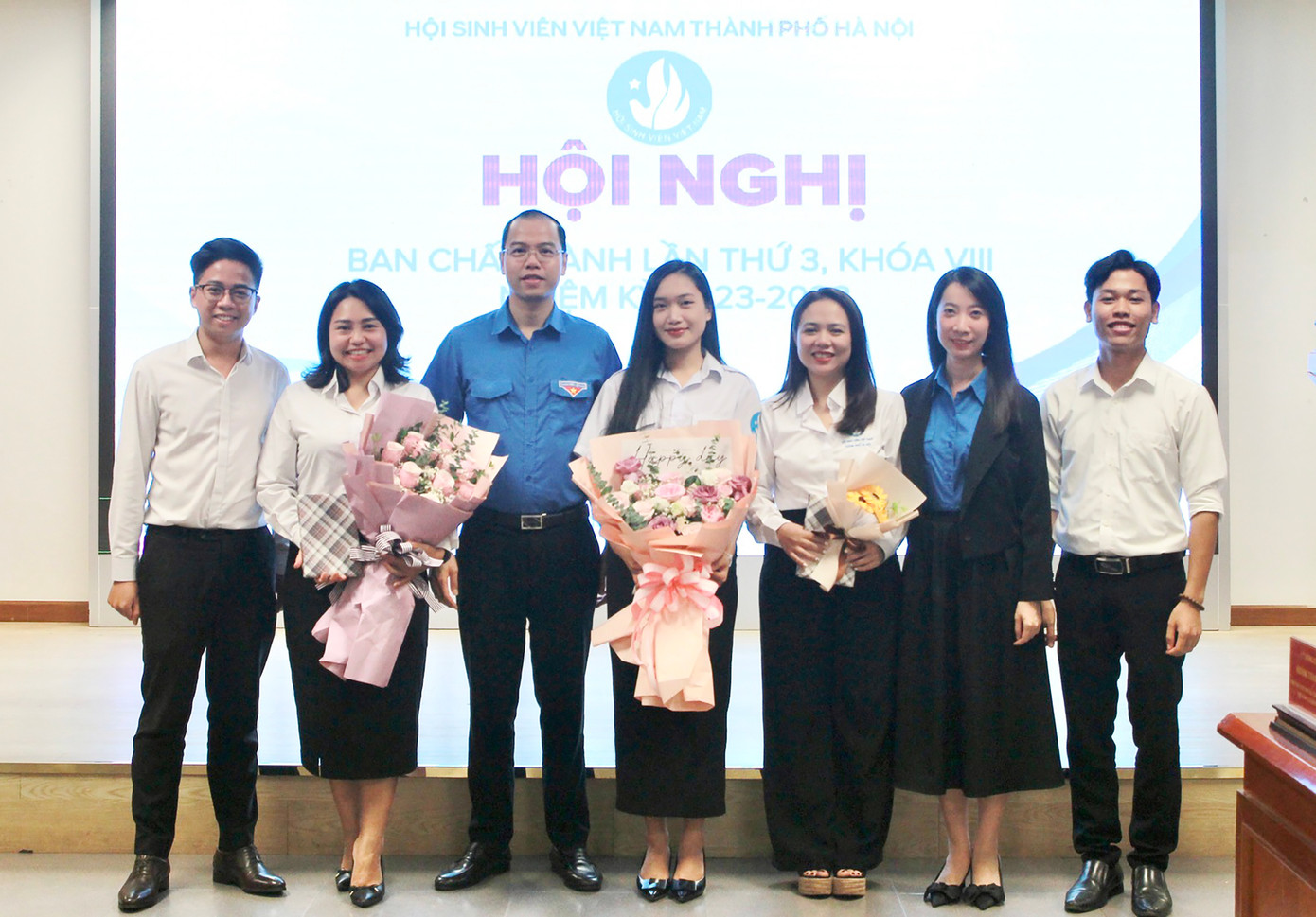 Hội nghị đã chia tay các anh, chị thôi tham gia Ủy viên Ban Chấp hành, Ủy viên Ban Thư ký, Ban Kiểm tra Hội Sinh viên TP. Hà Nội.