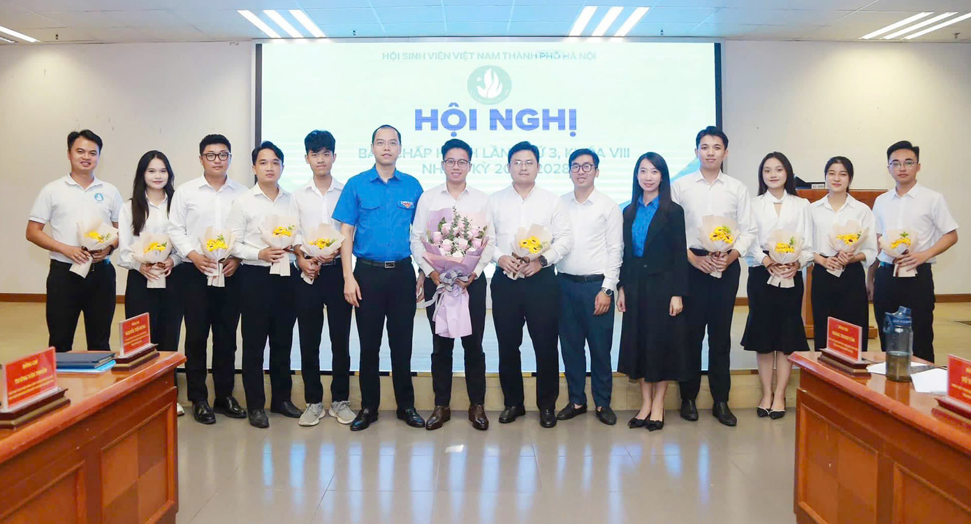 Anh Nguyễn Tiến Hưng - Phó Bí thư Thành Đoàn, Chủ tịch Hội Sinh viên TP. Hà Nội tặng hoa chúc mừng các anh, chị được hiệp thương bầu vào Ban Chấp hành, Ban Thư ký Hội Sinh viên TP. Hà Nội.