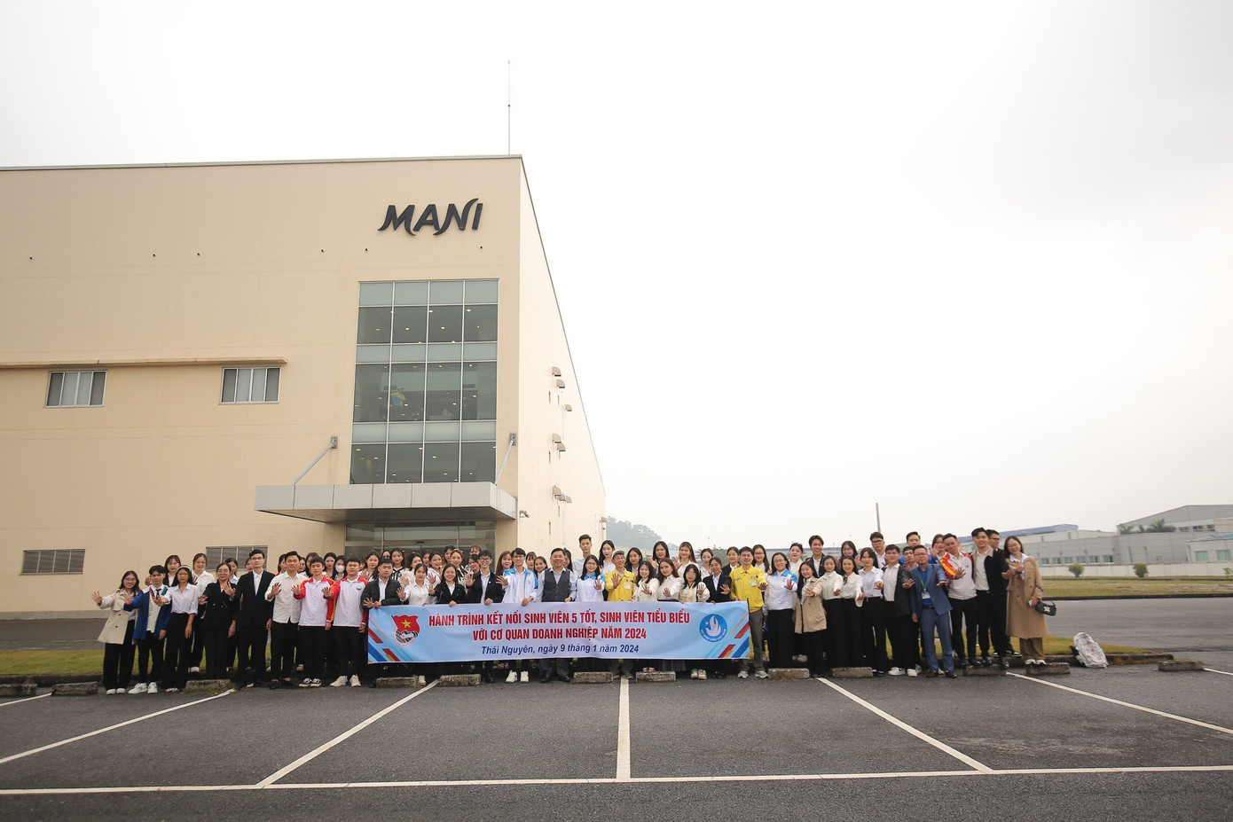 Những 'Sinh viên 5 tốt' tỉnh Thái Nguyên thăm các doanh nghiệp nhà máy.