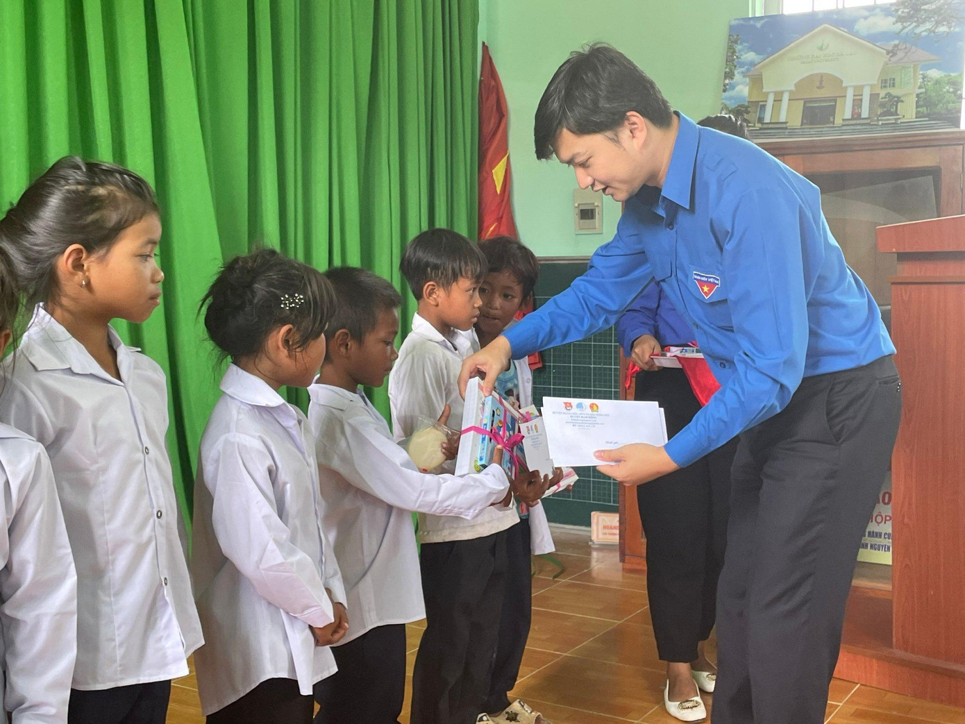 Cũng nhân dịp này, Tỉnh Đoàn Lâm Đồng phối hợp cùng các đơn vị trao tặng 250 bộ sách giáo khoa năm học mới 2022 - 2023 cho 250 em học sinh lớp 3, lớp 7 trên địa bàn huyện.