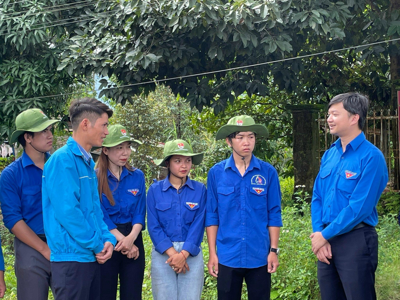 Anh Nguyễn Minh Triết trao đổi với tình nguyện viên trên địa bàn.