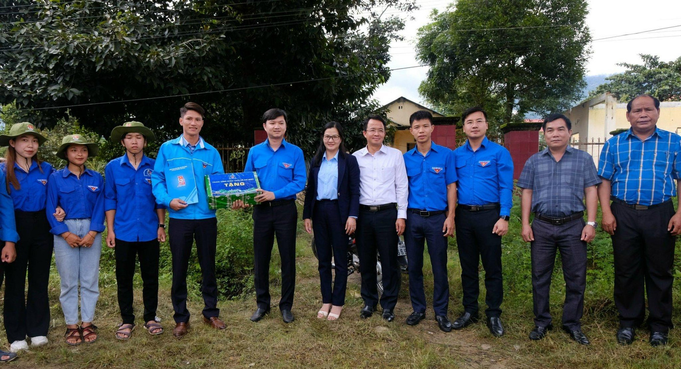 Đoàn công tác T.Ư Đoàn thăm và tặng quà đội tình nguyện 'Mùa Hè Xanh' trường ĐH Đà Lạt.