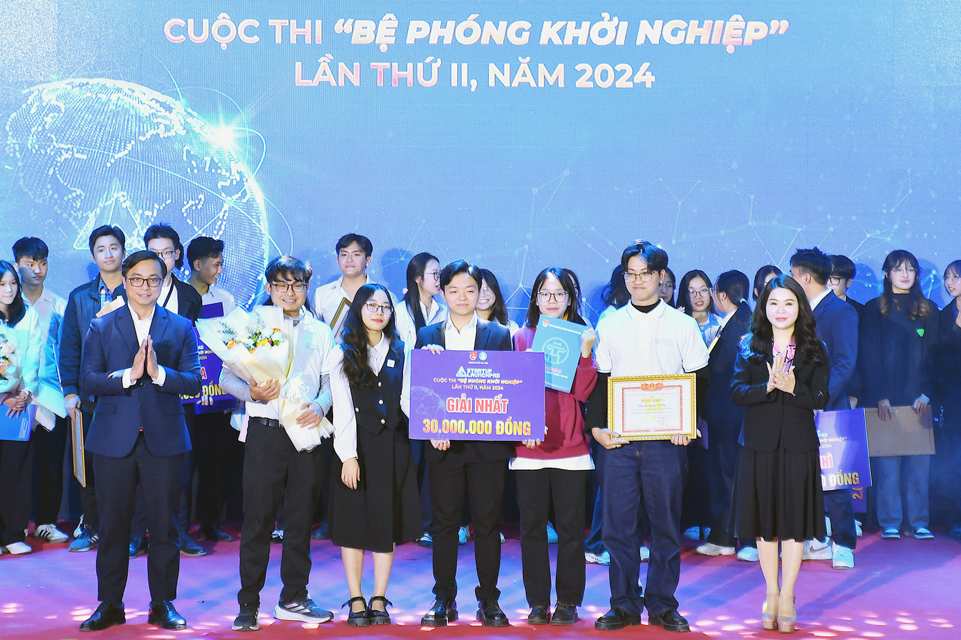 Nhóm sinh viên ĐH Bách khoa Hà Nội giành giải Nhất tại Cuộc thi 'Bệ phóng Khởi nghiệp'. Nhóm sinh viên ĐH Bách khoa Hà Nội giành giải Nhất tại Cuộc thi 'Bệ phóng Khởi nghiệp'.