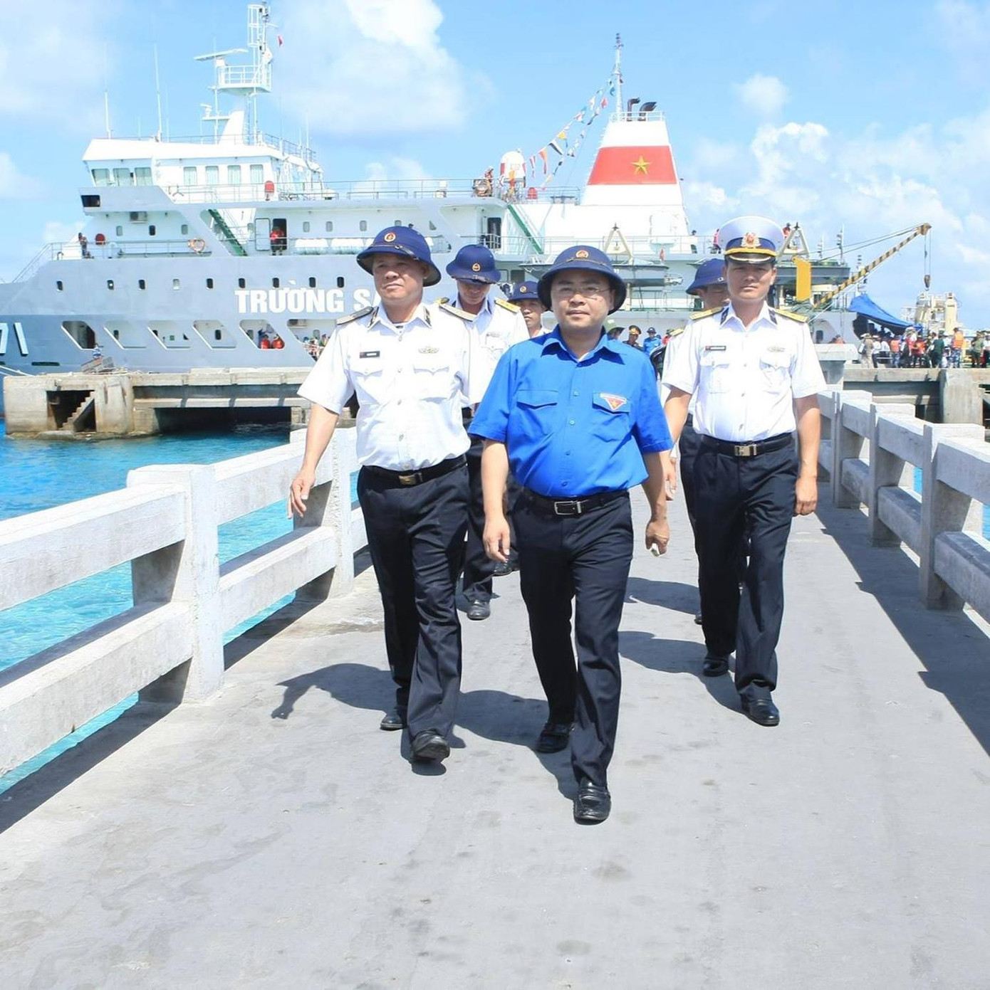 Anh Nguyễn Anh Tuấn cùng đoàn công tác tới thăm và làm việc tại Trường Sa.