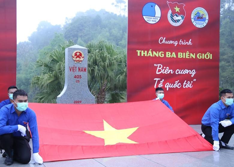 Lễ chào cờ đặc biệt “Tôi yêu Tổ quốc tôi” tại cột mốc biên giới 405, biên giới Việt - Lào.