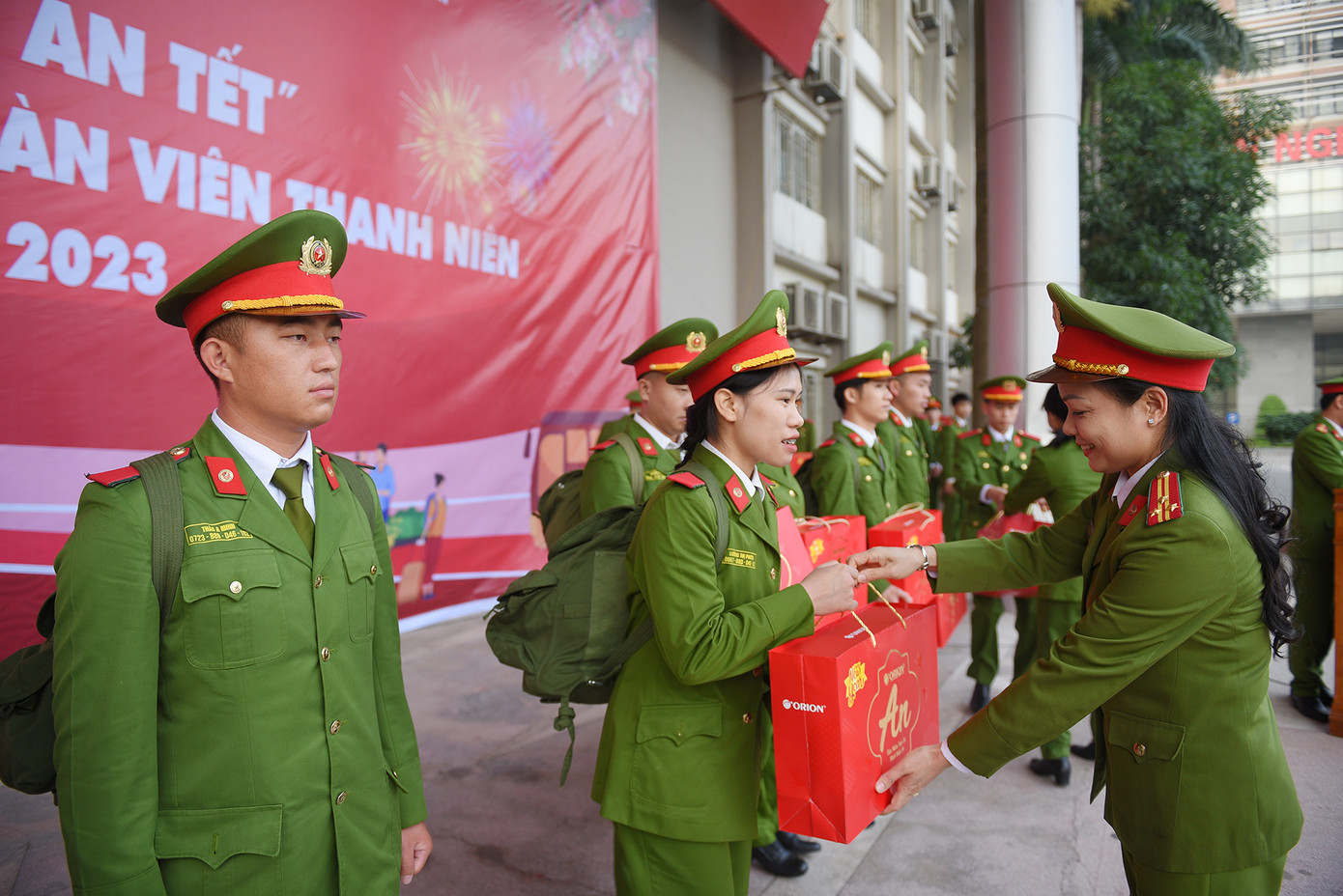 Những túi quà ấm áp nghĩa tình. Những túi quà ấm áp nghĩa tình.