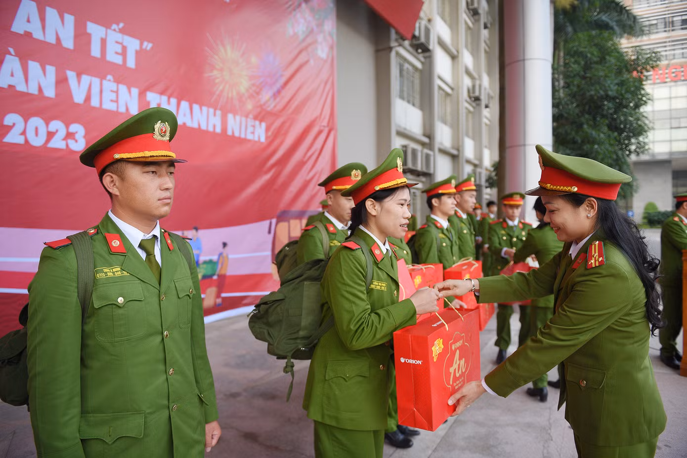 Những túi quà ấm áp nghĩa tình. Những túi quà ấm áp nghĩa tình.