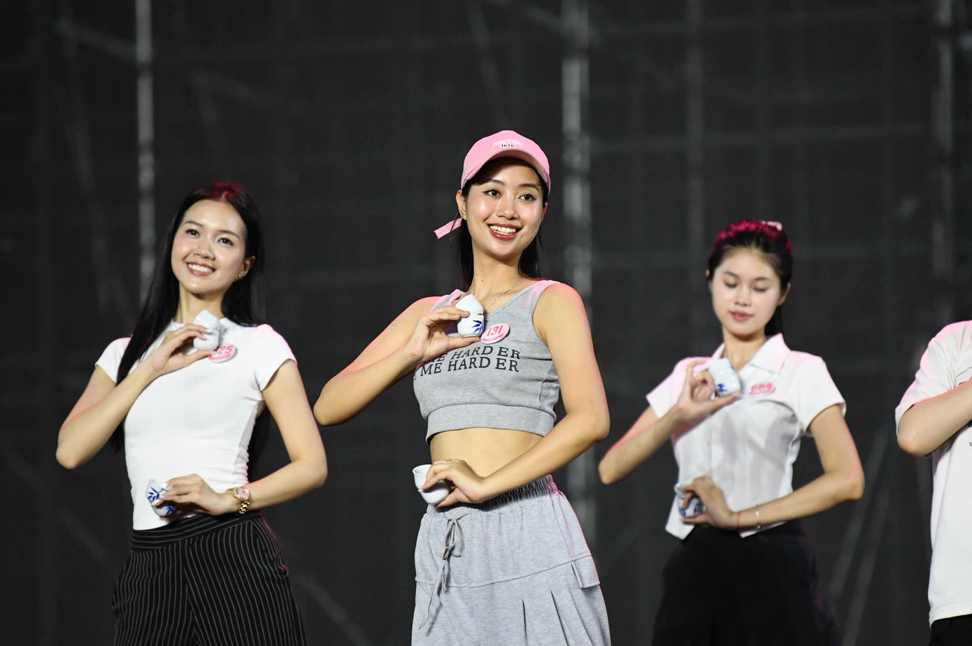 “Thí sinh có thêm một buổi tập làm quen sân khấu là điều rất quan trọng. Các bạn đều đang trong trạng thái nghiêm túc, tập trung và hào hứng”, ông Hoàng Thọ Ninh nói.