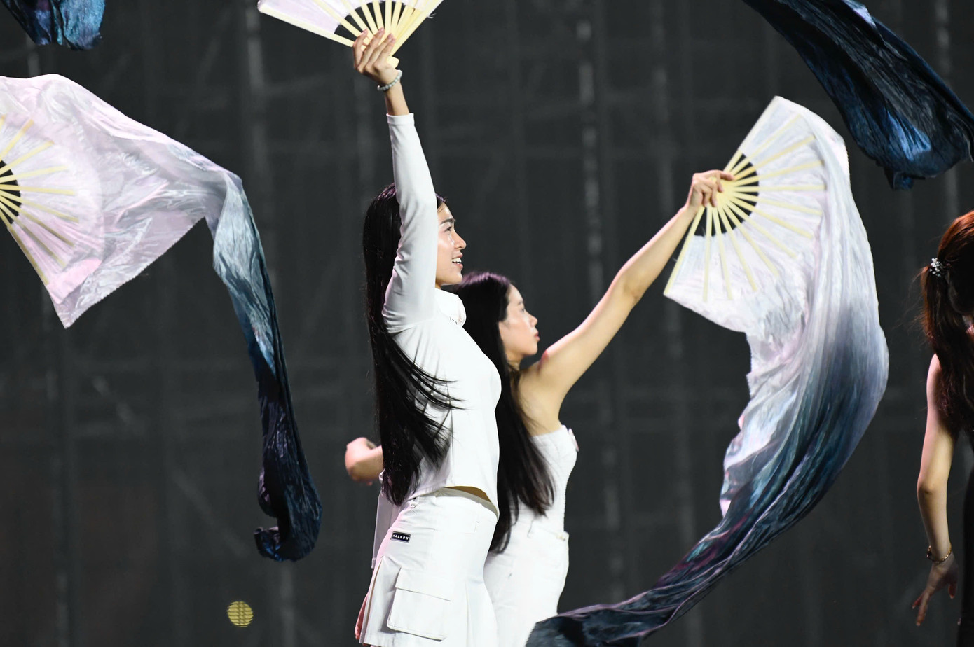 Cùng thời điểm sân khấu chạy thử ánh sáng, 25 thí sinh có mặt để tập luyện, catwalk thử và làm quen không gian biểu diễn. Đạo diễn chương trình trực tiếp hướng dẫn đội hình, lối di chuyển và căn chỉnh tương tác với hệ thống ánh sáng, âm nhạc.