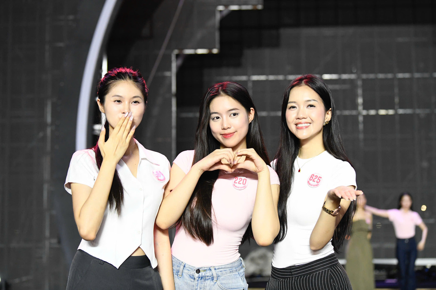 Cùng thời điểm sân khấu chạy thử ánh sáng, 25 thí sinh có mặt để tập luyện, catwalk thử và làm quen không gian biểu diễn. Đạo diễn chương trình trực tiếp hướng dẫn đội hình, lối di chuyển và căn chỉnh tương tác với hệ thống ánh sáng, âm nhạc.