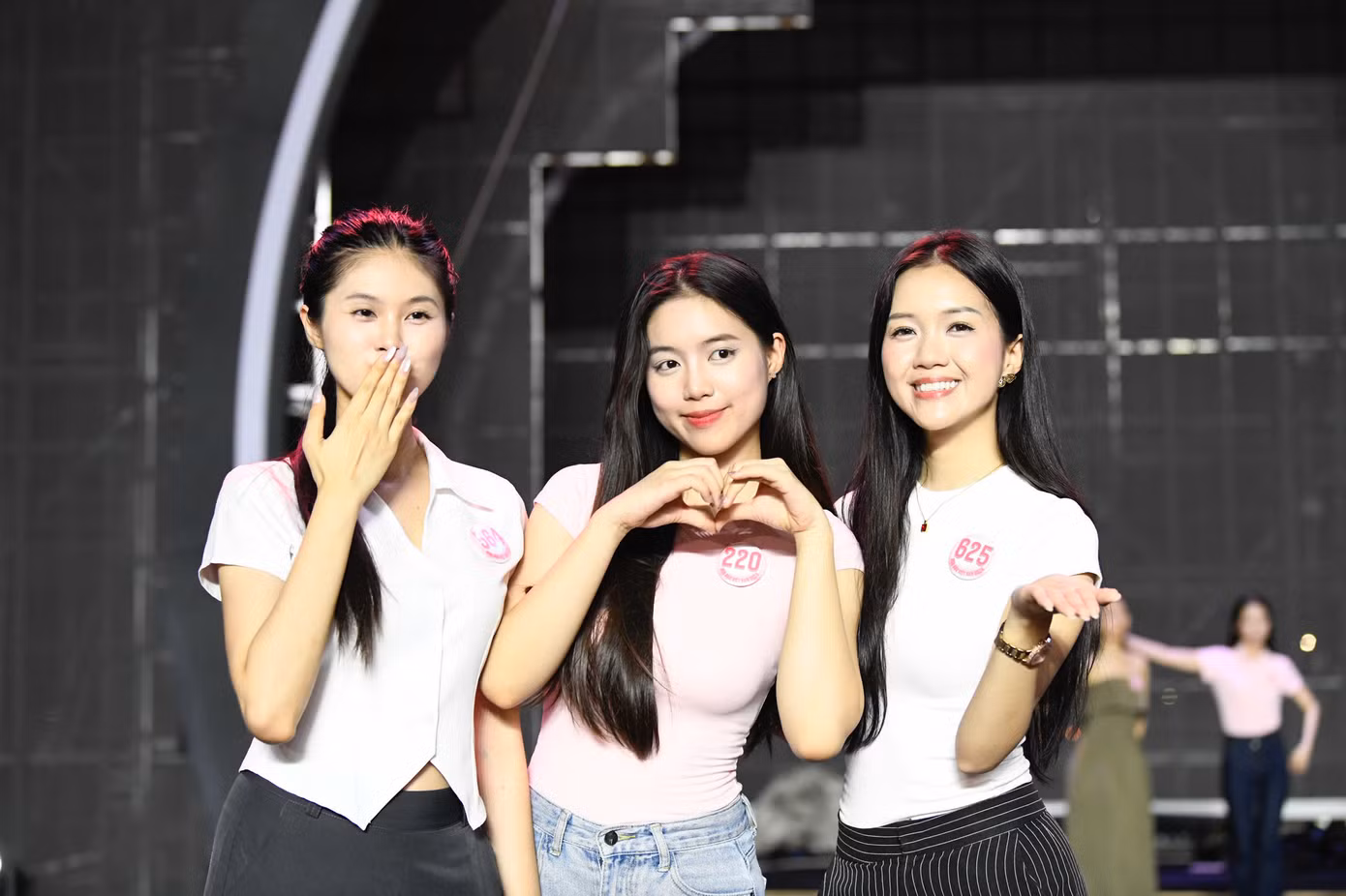 Cùng thời điểm sân khấu chạy thử ánh sáng, 25 thí sinh có mặt để tập luyện, catwalk thử và làm quen không gian biểu diễn. Đạo diễn chương trình trực tiếp hướng dẫn đội hình, lối di chuyển và căn chỉnh tương tác với hệ thống ánh sáng, âm nhạc.