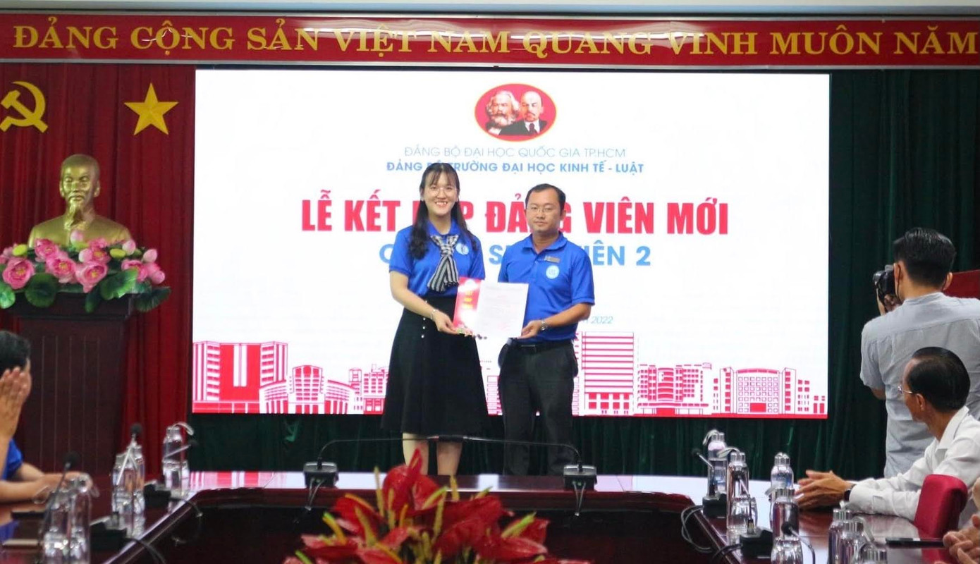 Kim Thái được kết nạp Đảng từ năm thứ nhất đại học. Kim Thái được kết nạp Đảng từ năm thứ nhất đại học.