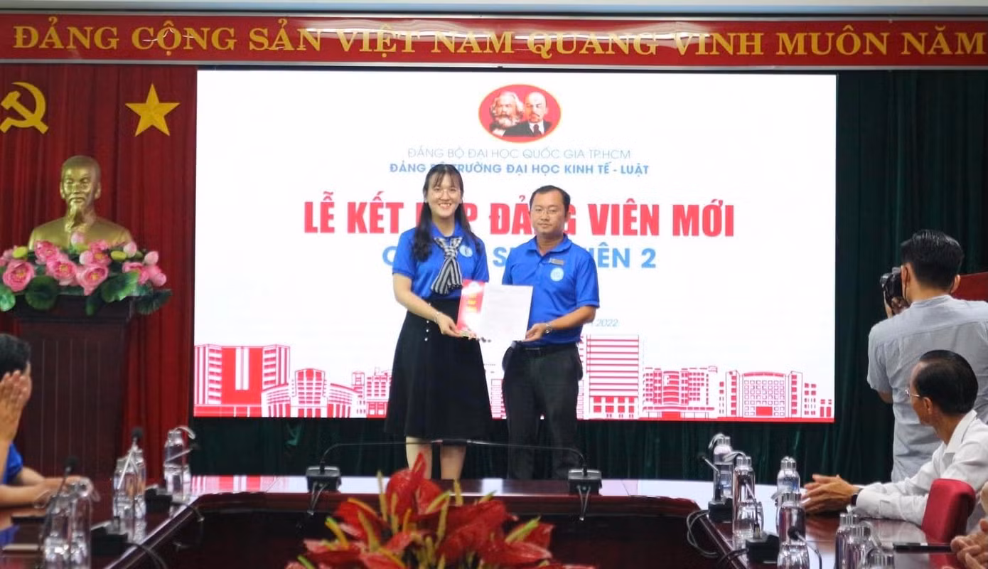 Kim Thái được kết nạp Đảng từ năm thứ nhất đại học.