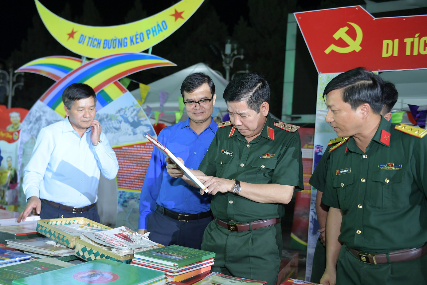 Dự chương trình, có anh Bùi Quang Huy - Ủy viên dự khuyết T.Ư Đảng, Bí thư thứ nhất T.Ư Đoàn và các Bí thư T.Ư Đoàn: anh Ngô Văn Cương - Chủ nhiệm Ủy ban Kiểm tra T.Ư Đoàn; anh Nguyễn Tường Lâm – Phó Chủ nhiệm thường trực UBQG về Thanh niên Việt Nam. Về phía đại biểu Quân đội, có Trung tướng Nguyễn Văn Gấu - Ủy viên T.Ư Đảng, Ủy viên Quân ủy Trung ương, Phó Chủ nhiệm Tổng cục Chính trị QĐND Việt Nam; Trung tướng Đỗ Văn Thiện - Chính ủy Tổng cục Hậu cần. Về phía tỉnh Điện Biên, có ông Lê Thành Đô – Phó Bí thư Tỉnh ủy, Chủ tịch UBND tỉnh Điện Biên.