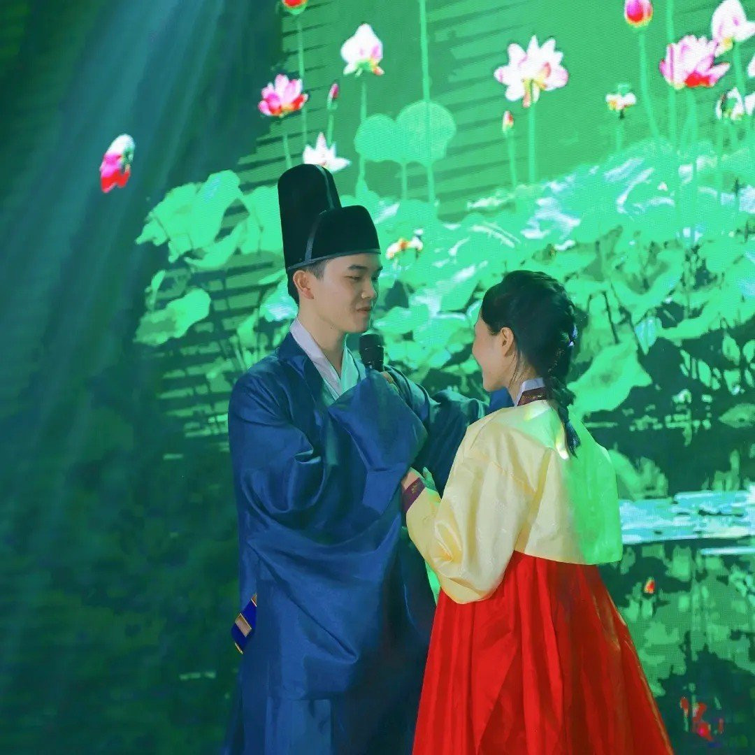 Phúc Trang vào vai rất chuyên nghiệp trong một tiết mục văn nghệ của sinh viên ngành Hàn Quốc học tại sự kiện. Phúc Trang vào vai rất chuyên nghiệp trong một tiết mục văn nghệ của sinh viên ngành Hàn Quốc học tại sự kiện.