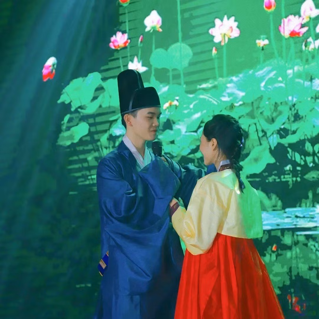 Phúc Trang vào vai rất chuyên nghiệp trong một tiết mục văn nghệ của sinh viên ngành Hàn Quốc học tại sự kiện.