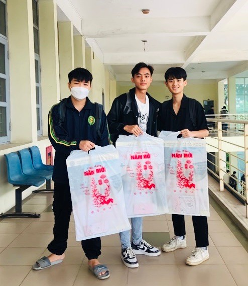 Giàng A Lử (đứng giữa) nhận quà tết của Học viện Nông nghiệp Việt Nam.