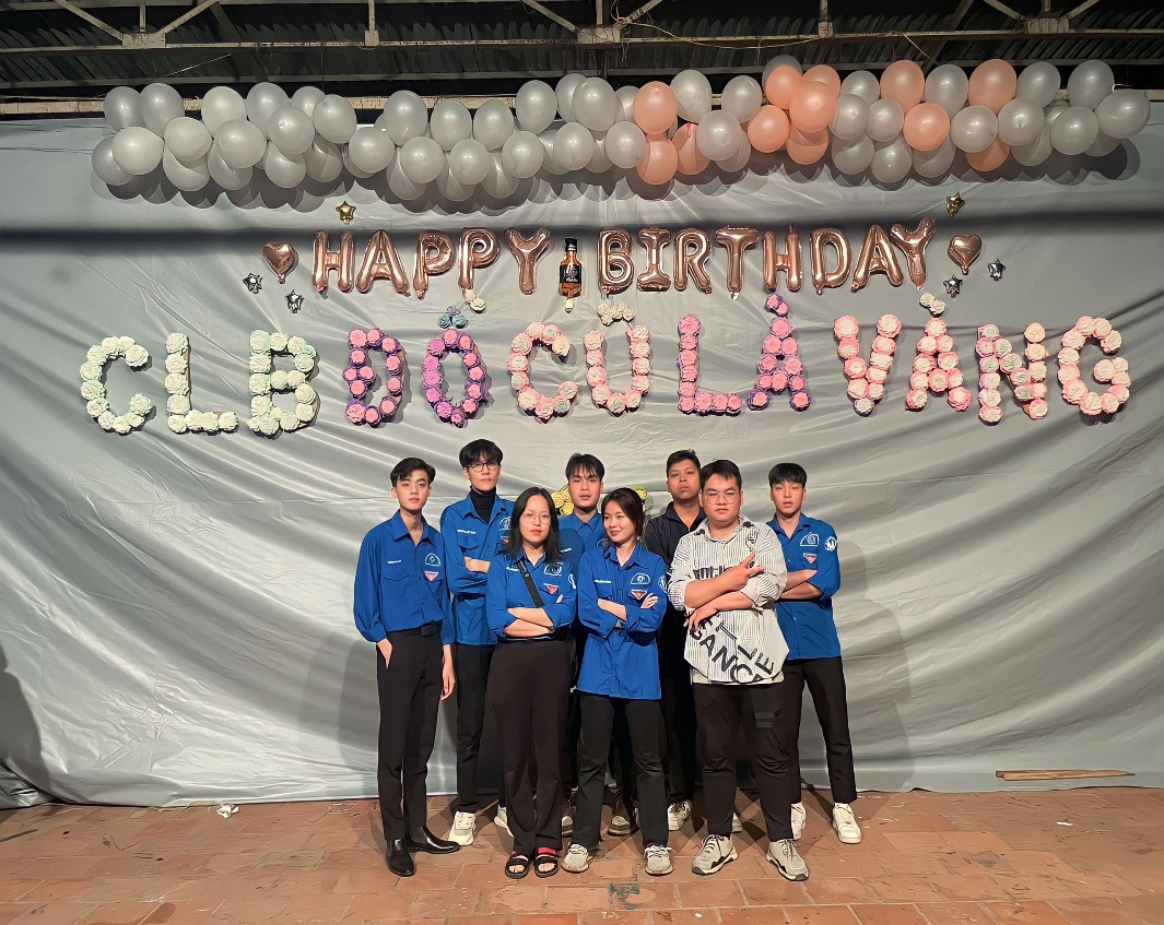 Giàng A Lử (ngoài cùng, bên trái) tham gia hoạt động cùng CLB Đồ cũ là vàng.