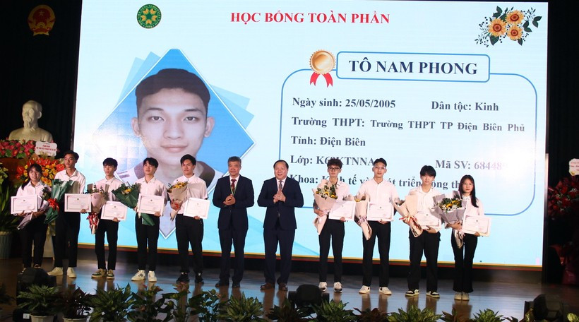 Giàng A Lử (thứ 2 từ trái sang) nhận học bổng toàn phần trong lễ Khai giảng năm học 2023 - 2024.