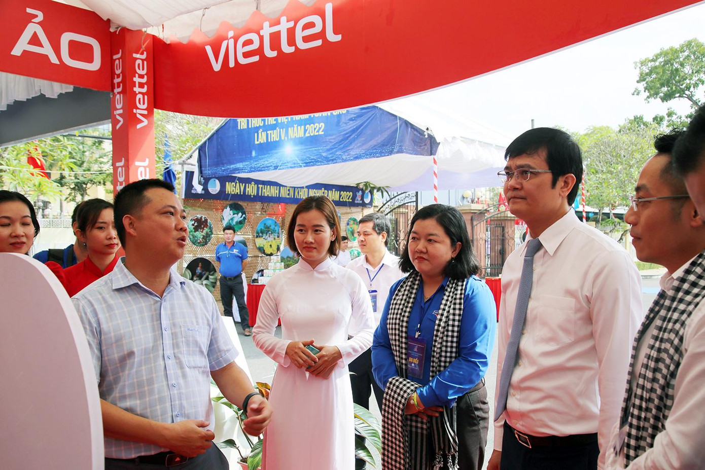 Anh Bùi Quang Huy - Bí thư thứ nhất T.Ư Đoàn trao đổi với các đại biểu.