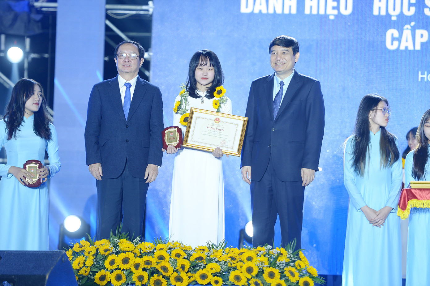 Ông Huỳnh Thành Đạt và ông Nguyễn Đắc Vinh trao danh hiệu Học sinh 3 tốt.