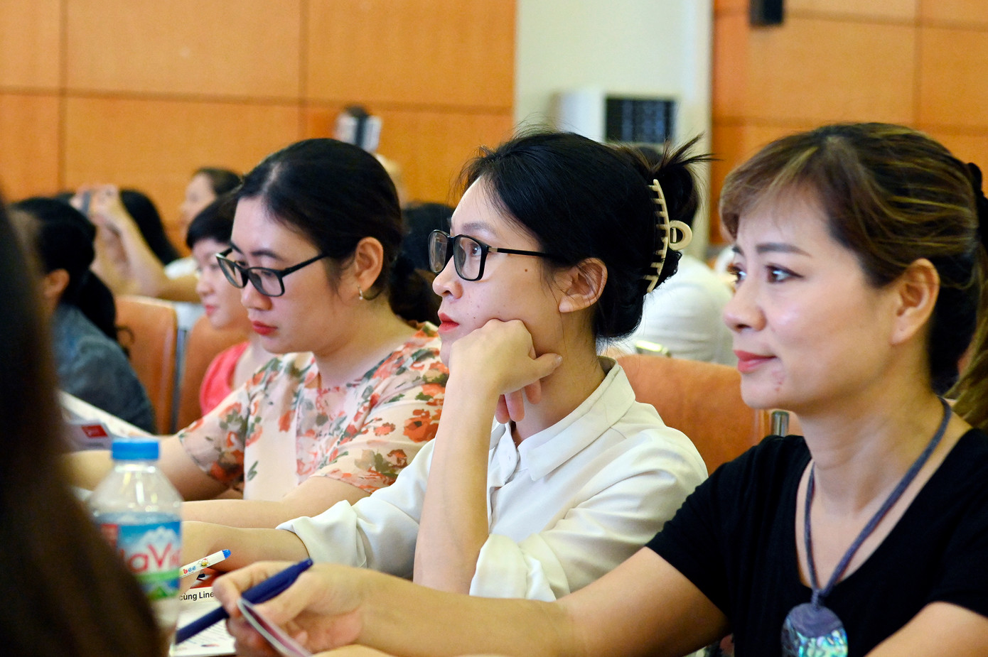 Hơn 200 giáo viên chủ chốt, đại diện tổ Tiếng Anh các trường THPT trên địa bàn TP. Hà Nội tham gia chương trình. Hơn 200 giáo viên chủ chốt, đại diện tổ Tiếng Anh các trường THPT trên địa bàn TP. Hà Nội tham gia chương trình.