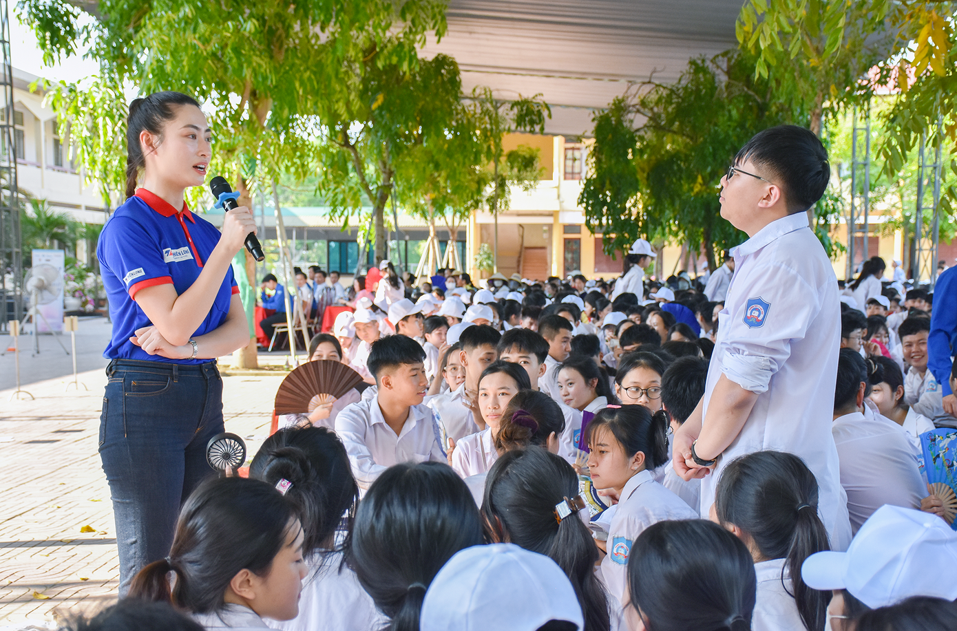 Hàng chục câu hỏi được học sinh Hà Tĩnh gửi đến Hoa hậu Lương Thùy Linh.