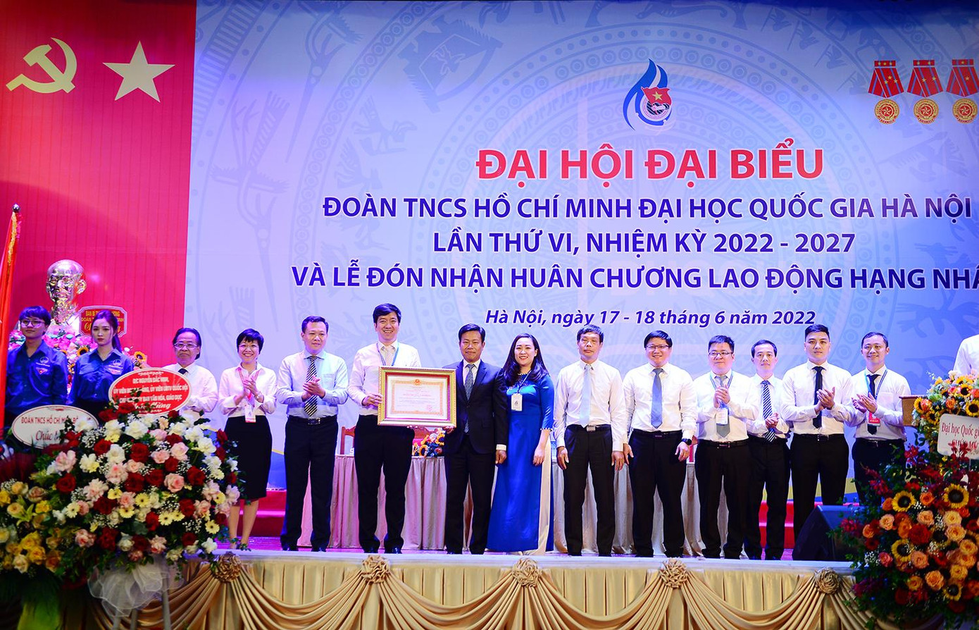 Đoàn Thanh niên ĐHQG Hà Nội vinh dự được Chủ tịch nước tặng thưởng Huân chương Lao động Hạng Nhất.