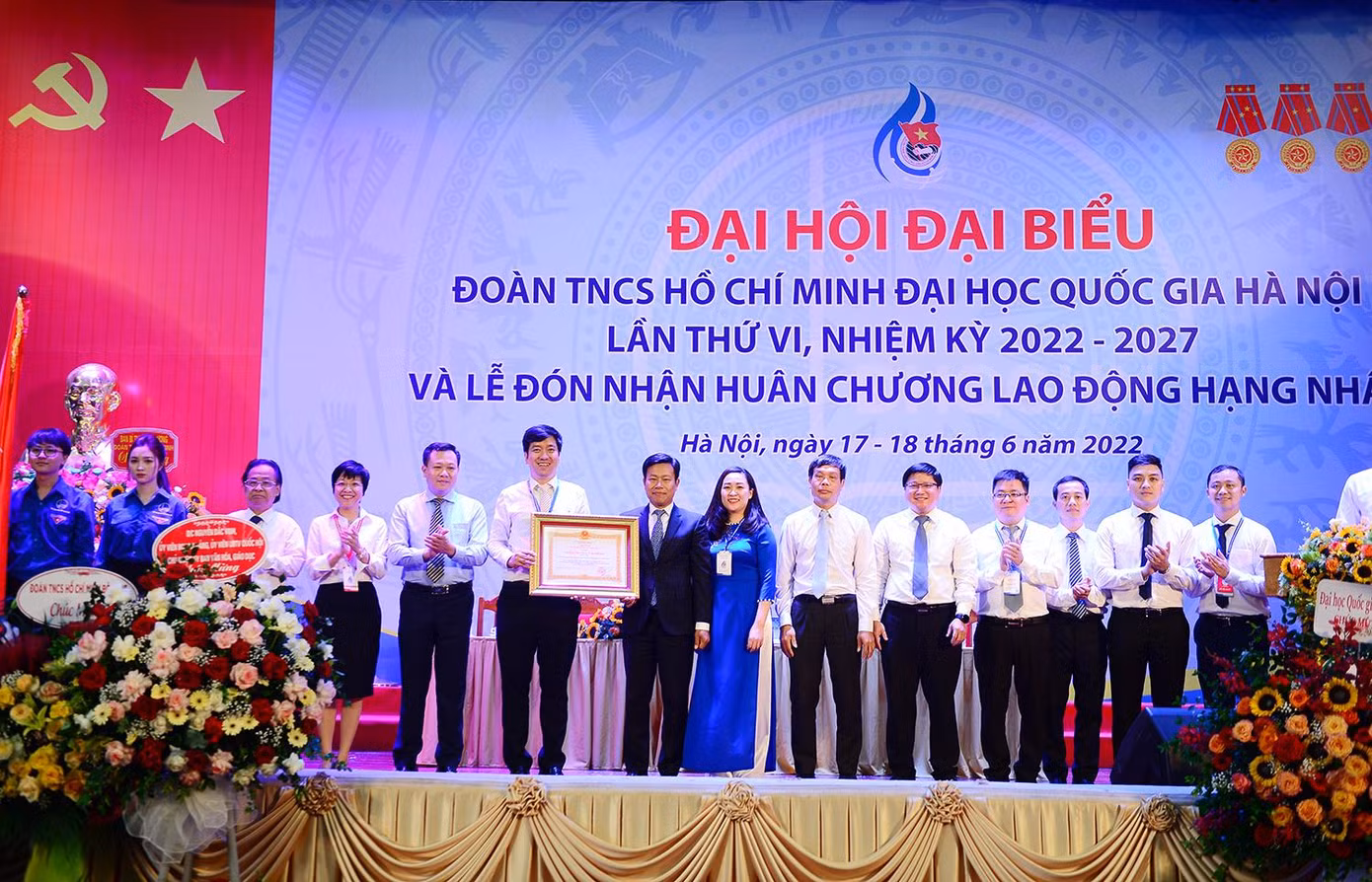 Đoàn Thanh niên ĐHQG Hà Nội vinh dự được Chủ tịch nước tặng thưởng Huân chương Lao động Hạng Nhất.