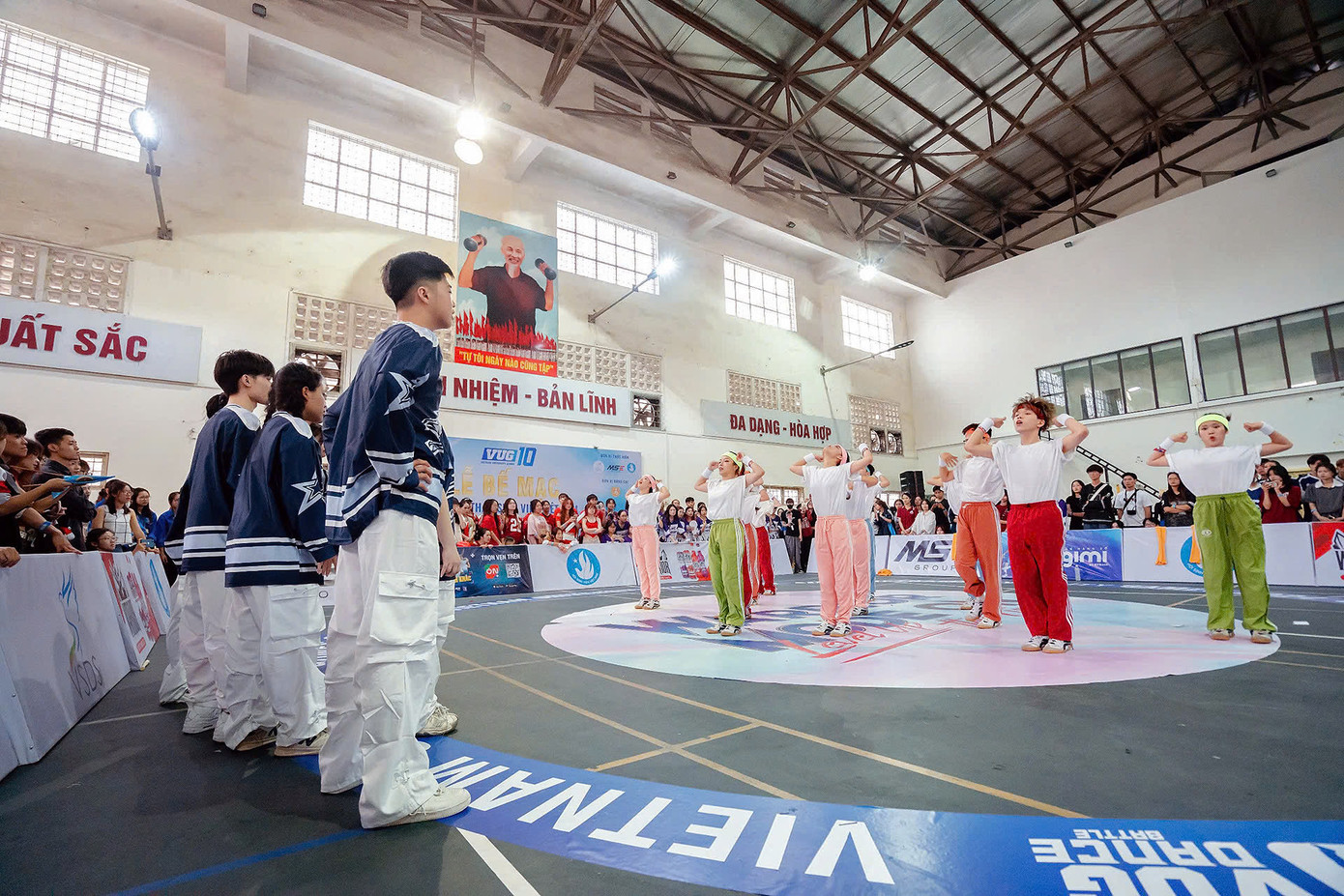 Bộ môn Dance Battle luôn là điểm sáng tại các giải thể thao VUG nhờ tính chất sáng tạo, sôi động và nghệ thuật. Các đội tuyển tham gia đã mang đến những màn trình diễn đầy bùng nổ và phong cách, thể hiện sự sáng tạo và kỹ thuật cá nhân xuất sắc.