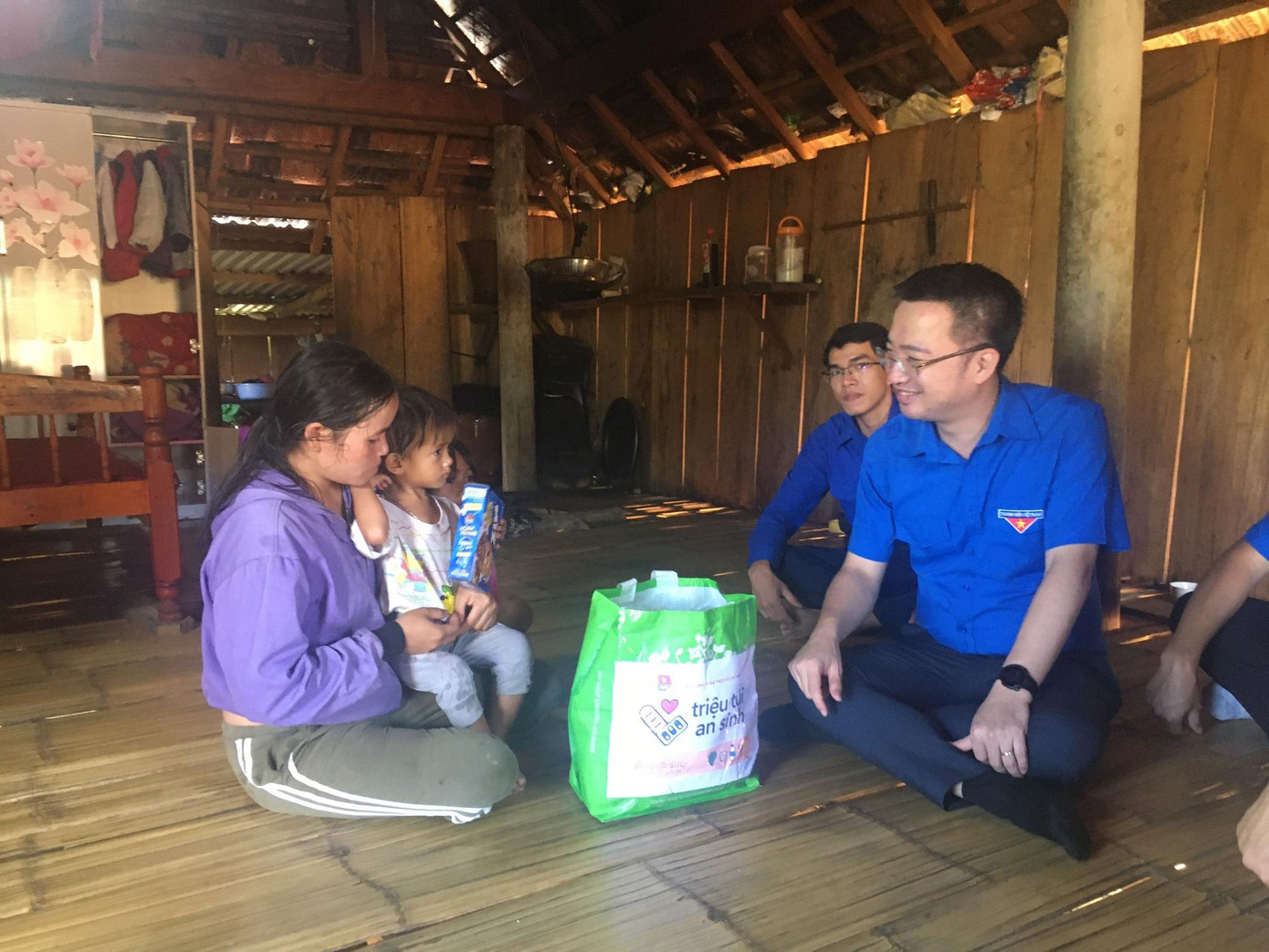 Đoàn công tác của T.Ư Đoàn đã đi thăm và tặng quà gia đình chính sách. Đoàn công tác của T.Ư Đoàn đã đi thăm và tặng quà gia đình chính sách.