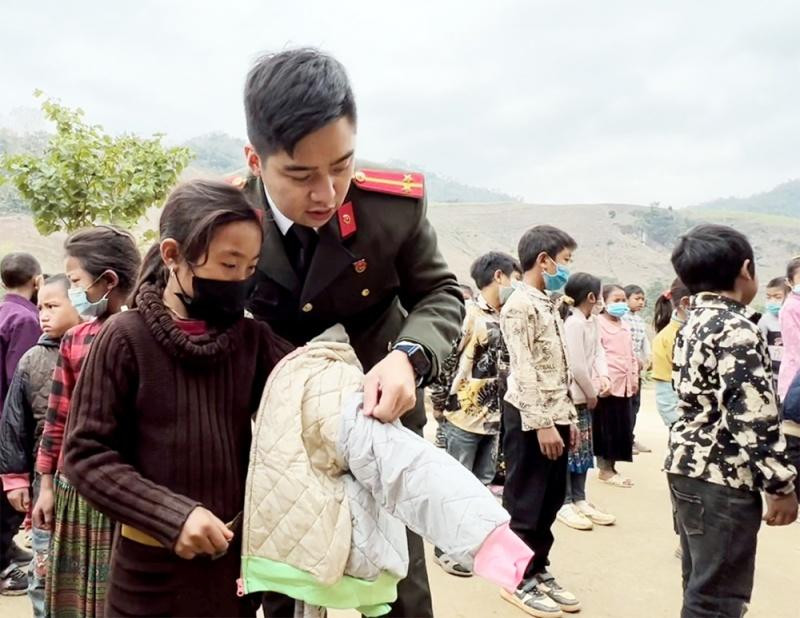 Trung úy Dương Hải Anh trong những lần thiện nguyện hỗ trợ các em học sinh miền núi tỉnh Sơn La. Ảnh: NVCC