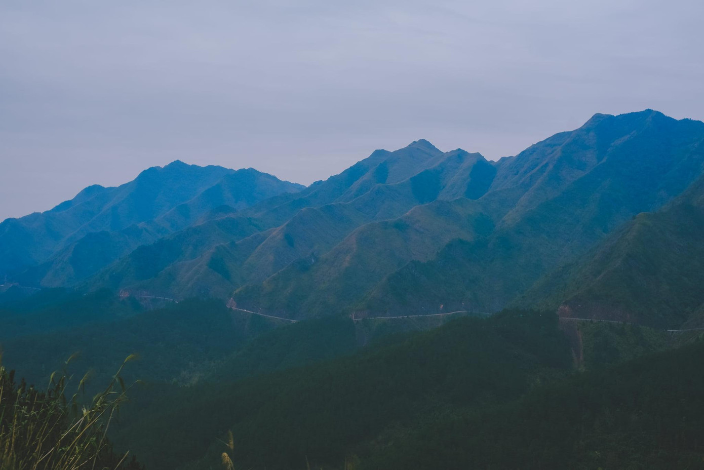 “Sống lưng khủng long” chỉ con đường đi lên cột mốc 1305. Đây là cung đường mạo hiểm và cũng quanh co nhất Bình Liêu. Tuy nhiên khi hoàn thành cung đường này, bạn sẽ có cảm giác chinh phục rất thú vị và thỏa mãn. “Sống lưng khủng long” chỉ con đường đi lên cột mốc 1305. Đây là cung đường mạo hiểm và cũng quanh co nhất Bình Liêu. Tuy nhiên khi hoàn thành cung đường này, bạn sẽ có cảm giác chinh phục rất thú vị và thỏa mãn.