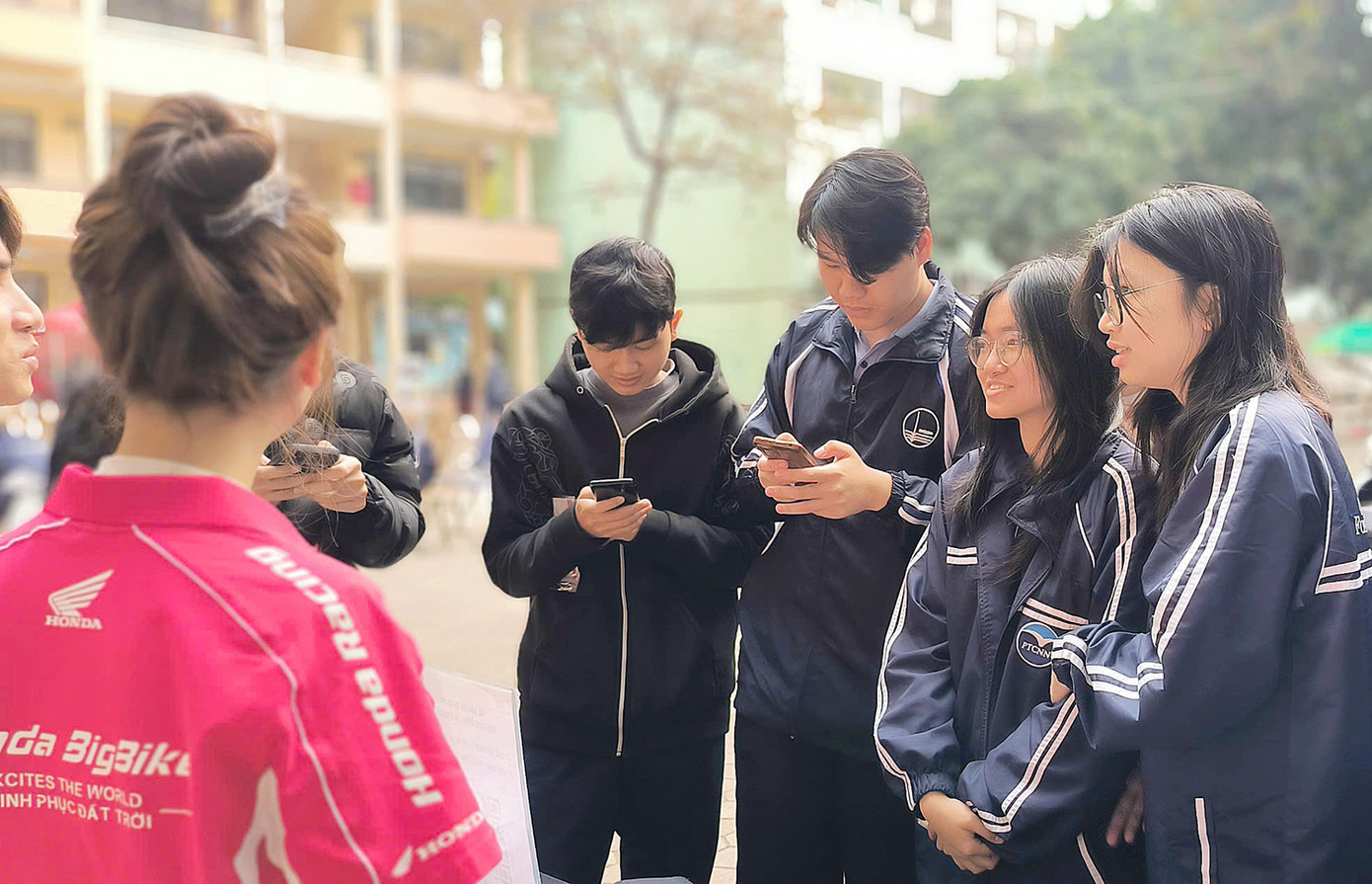 Sinh viên hào hứng tham gia 'Ngày hội Lái xe an toàn 2025' tại ĐHQG Hà Nội. Sinh viên hào hứng tham gia 'Ngày hội Lái xe an toàn 2025' tại ĐHQG Hà Nội.