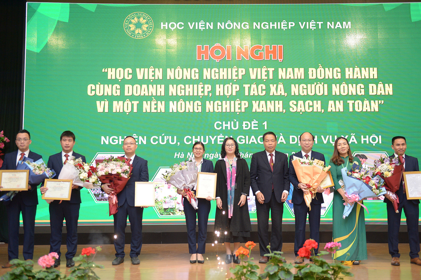 Học viện Nông nghiệp Việt Nam ra mắt 6 phòng thí nghiệm đạt chuẩn ISO.