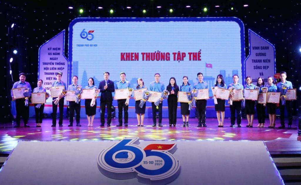 Khen thưởng các tập thể tiêu biểu xuất sắc trong hoạt động hưởng ứng 65 năm Ngày truyền thống Hội.