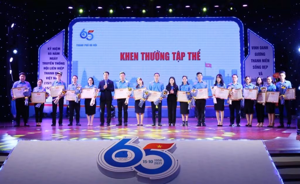 Khen thưởng các tập thể tiêu biểu xuất sắc trong hoạt động hưởng ứng 65 năm Ngày truyền thống Hội. Khen thưởng các tập thể tiêu biểu xuất sắc trong hoạt động hưởng ứng 65 năm Ngày truyền thống Hội.