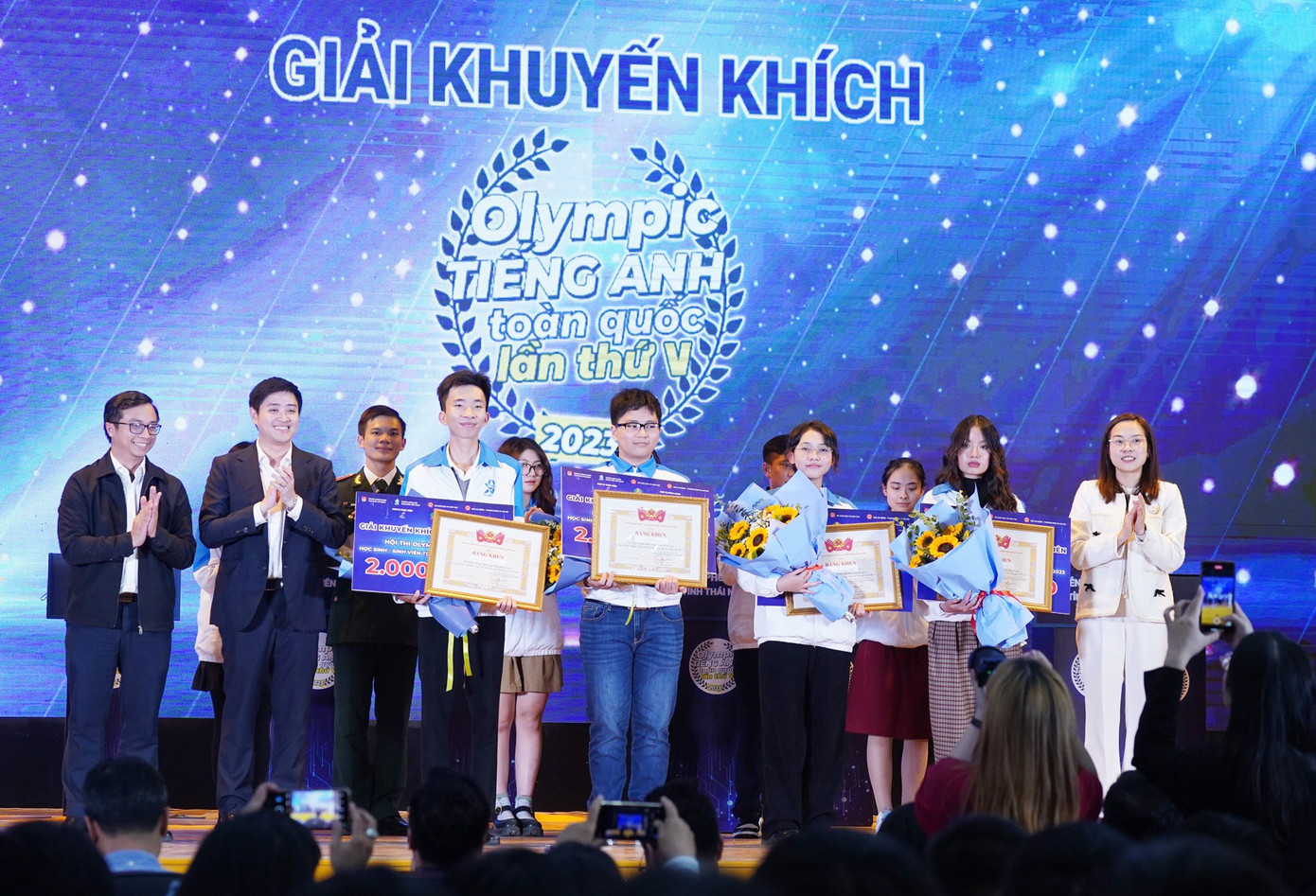 Ban Tổ chức trao giải cho các thí sinh.