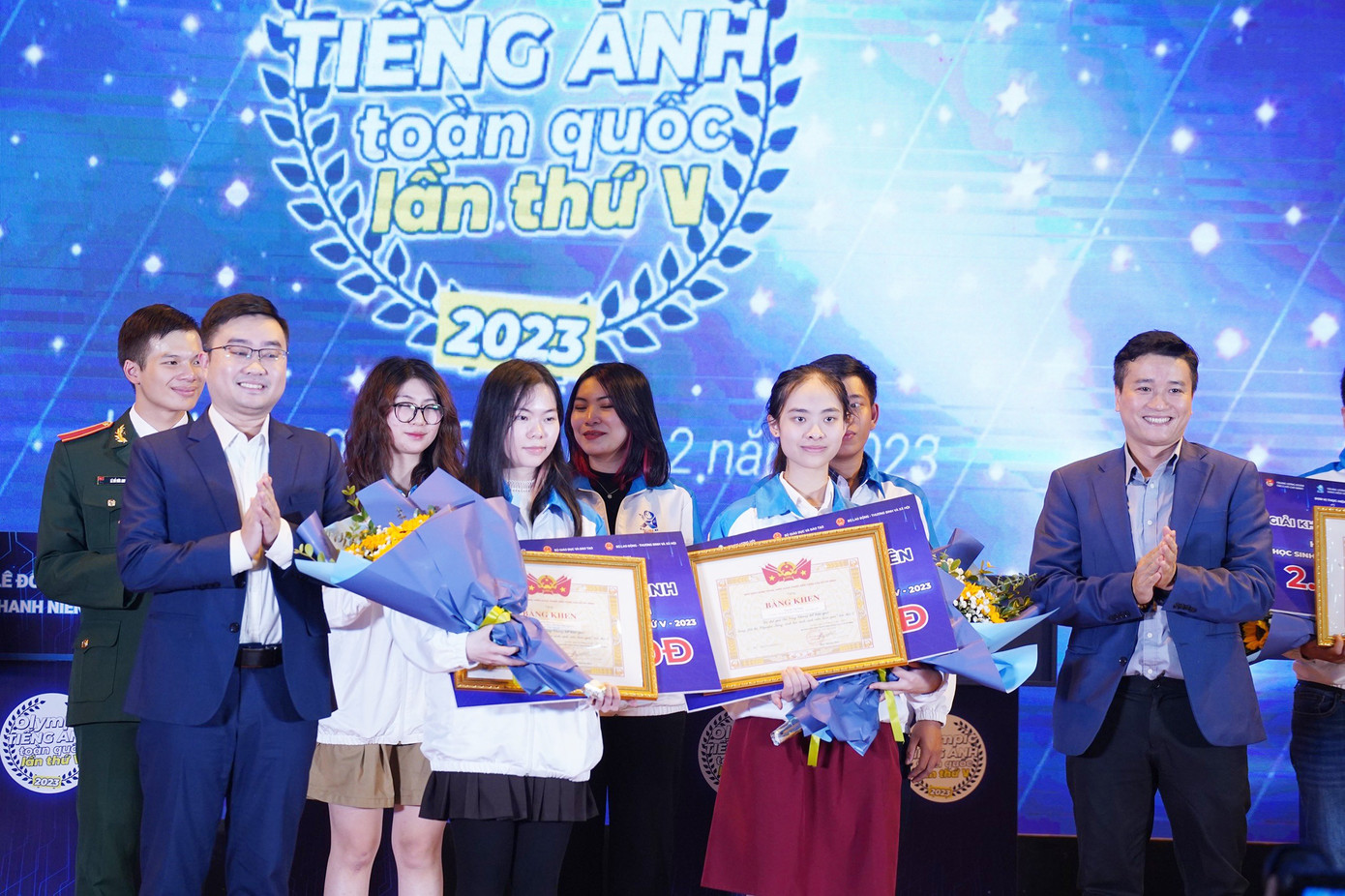 Ban Tổ chức trao giải cho các thí sinh.