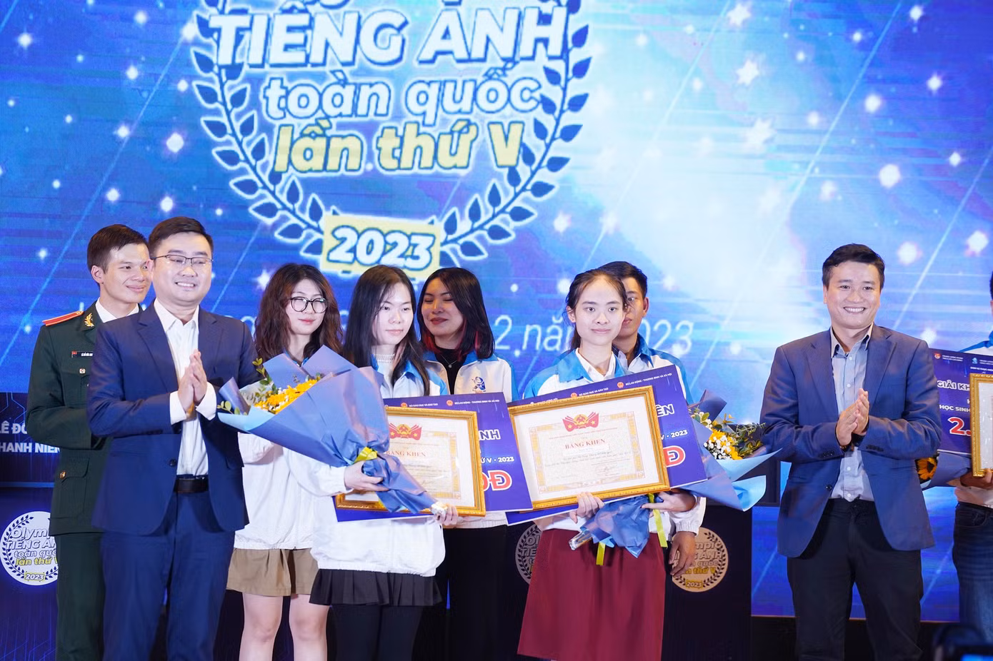 Ban Tổ chức trao giải cho các thí sinh. Ban Tổ chức trao giải cho các thí sinh.