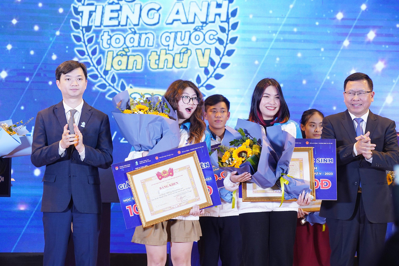 Anh Nguyễn Minh Triết - Bí thư T.Ư Đoàn, Chủ tịch T.Ư Hội Sinh viên Việt Nam trao giải cho hai nữ sinh giành giải Nhất ở bảng Học sinh và Sinh viên tại Hội thi.