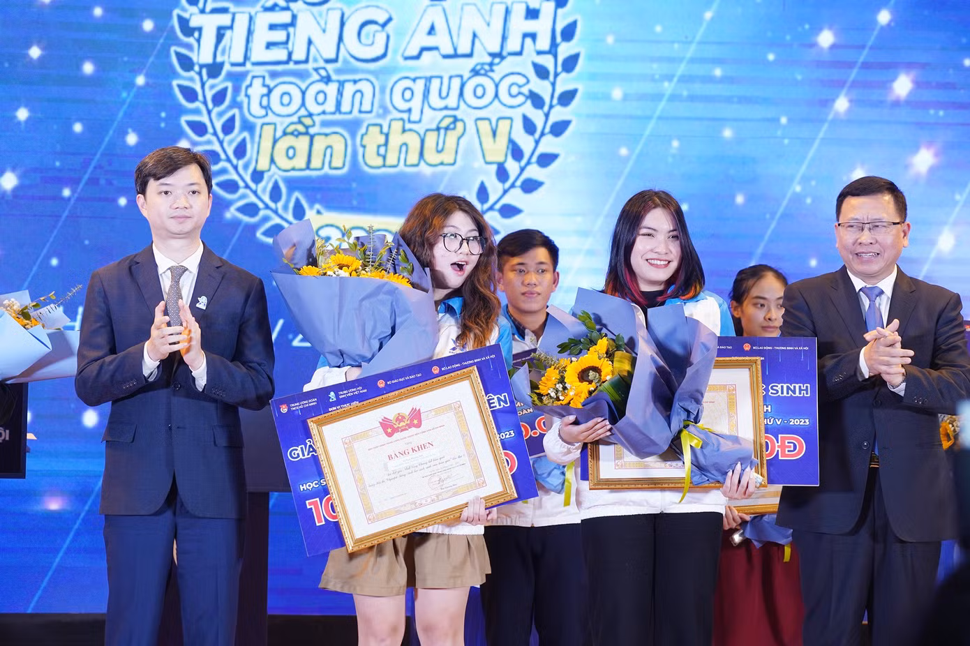 Anh Nguyễn Minh Triết - Bí thư T.Ư Đoàn, Chủ tịch T.Ư Hội Sinh viên Việt Nam trao giải cho hai nữ sinh giành giải Nhất ở bảng Học sinh và Sinh viên tại Hội thi. Anh Nguyễn Minh Triết - Bí thư T.Ư Đoàn, Chủ tịch T.Ư Hội Sinh viên Việt Nam trao giải cho hai nữ sinh giành giải Nhất ở bảng Học sinh và Sinh viên tại Hội thi.
